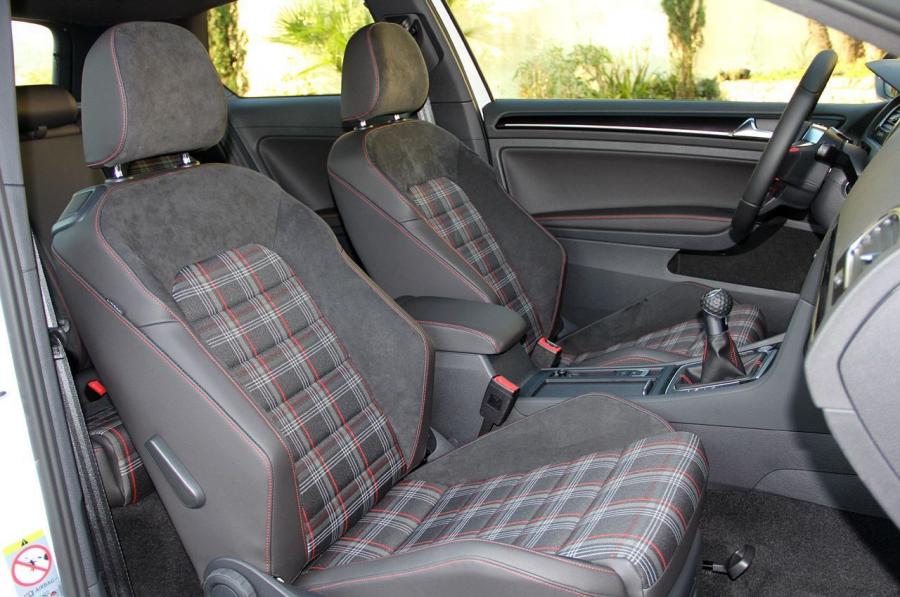 Интерьер Volkswagen Golf GTi 5-Door 2015 года  (фото 41 из 48)